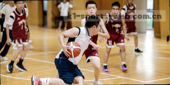 记分板刚刷新，主队3-1领先，计时器倒数三分钟。